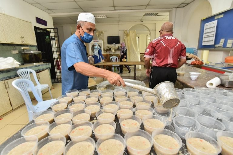 Read more about the article IPK Selangor terima sumbangan 1,500 pek bubur lambuk